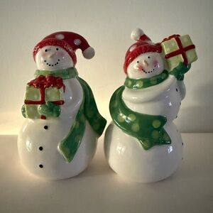 Snowman Certified International SALT & PEPPER SET
Ceramic Beautiful Hand painted